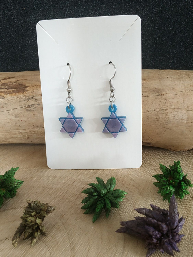 Boucles d'oreilles étoile bleue sur ton violet