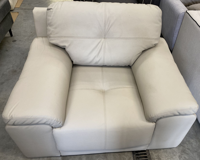 Fauteuil Corinne Cobson Babyface couleur taupe toucher cuir