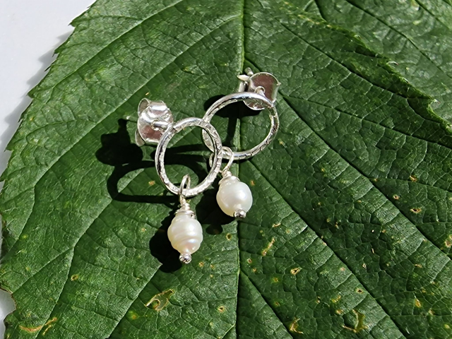 Halo hammered 925 Silver 9mm round ring stud earrings with mini Natural Freshwater Pearl drop element. Butterfly backs. 1 x Pr 