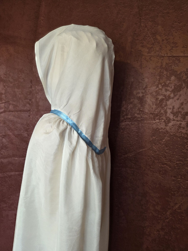 Cape de déguisement blanche à ruban bleu