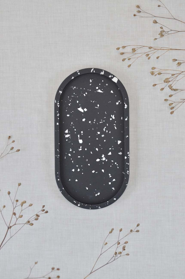 Plateau ovale : Noir terrazzo blanc