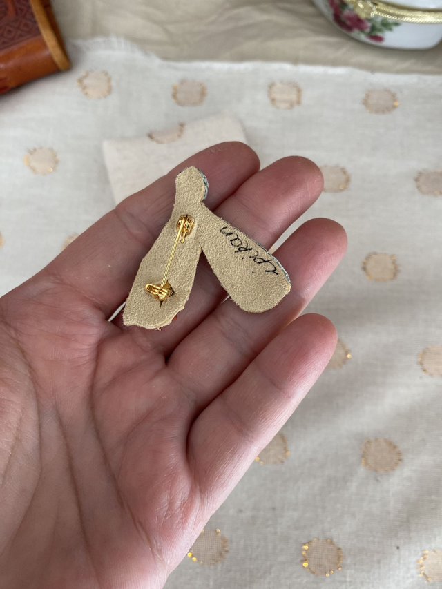 Broche brodée clitoris dégradé vert eucalyptus