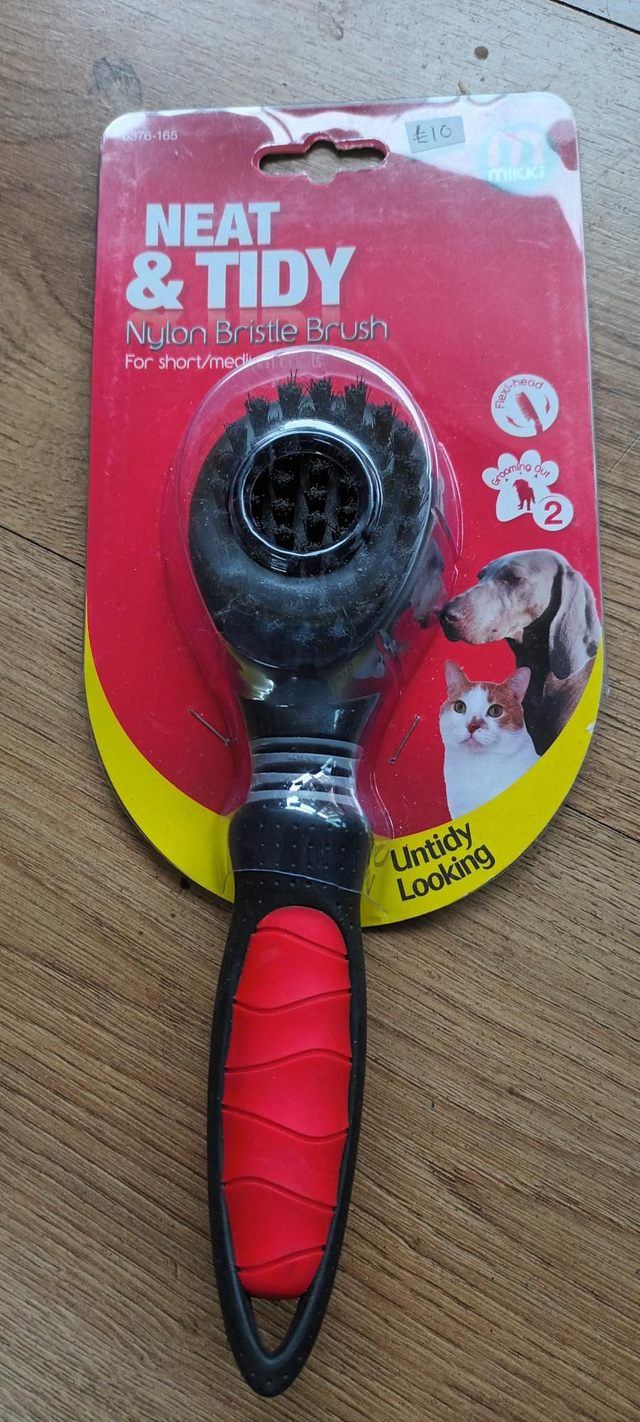 Neat and tidy nylon brush with flexible head 