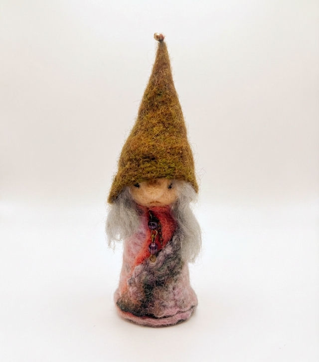 Nykštukė su rausva suknele