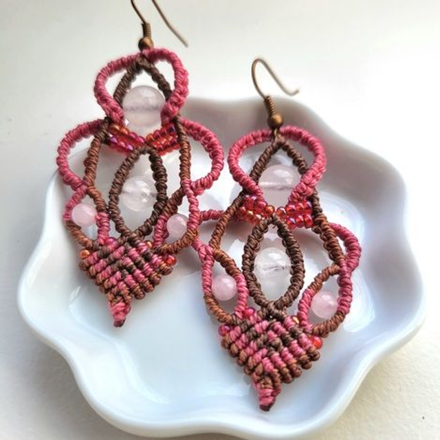 Kit Boucles d’oreilles Flora Quartz fraise (micro-macramé fils rouges et marron, perles quartz rose et fraise)
