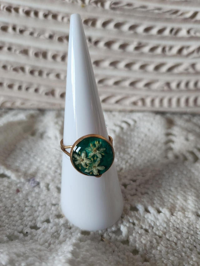 Bague fleurs séchées fond vert