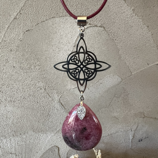 Collier en rhodonite et son noeud de sorcière 