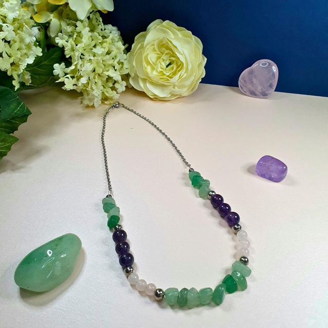Collier Apaisant avec Perles d&#039;Améthyste, de Quartz Rose et Chips d&#039;Aventurine Verte 
