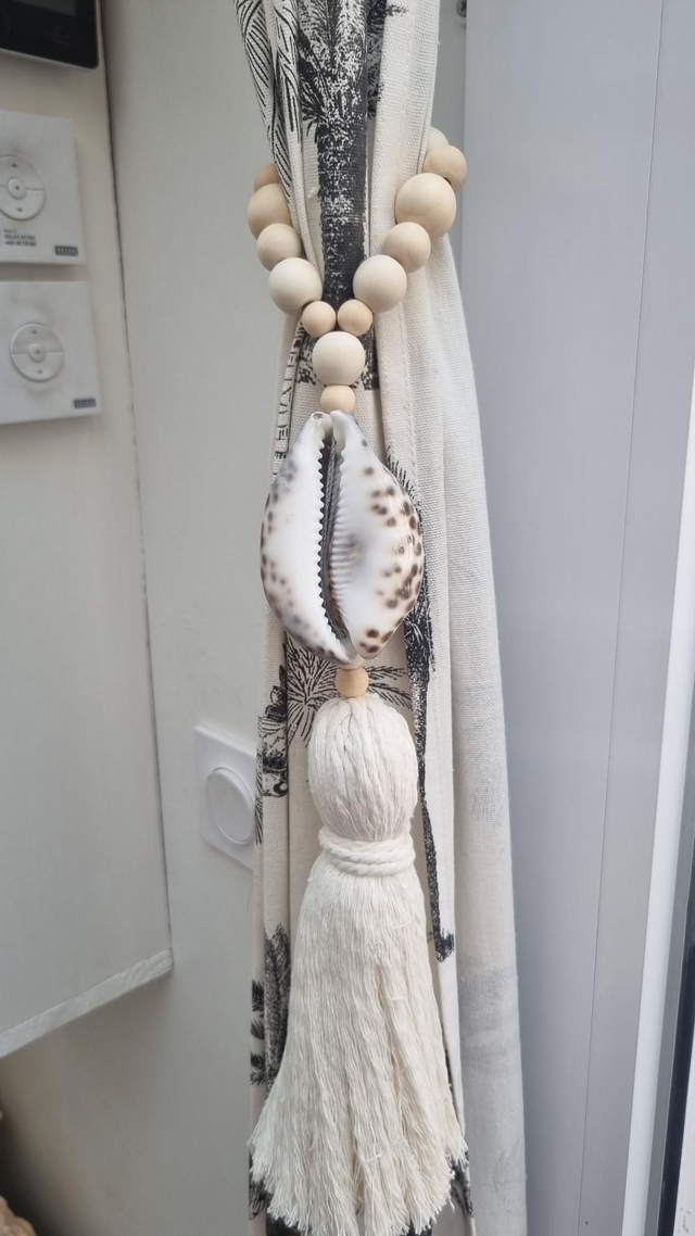 Embrasse coquillage tigris pompon beige