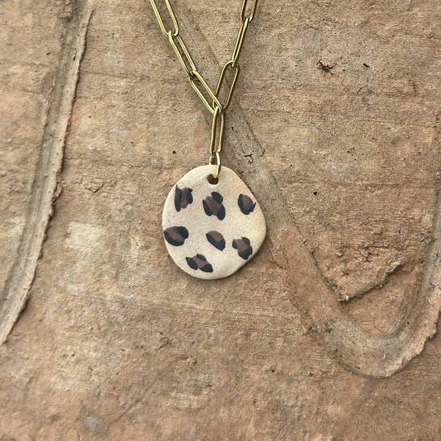 Collier Léopard – Pendentif en céramique peint à la main