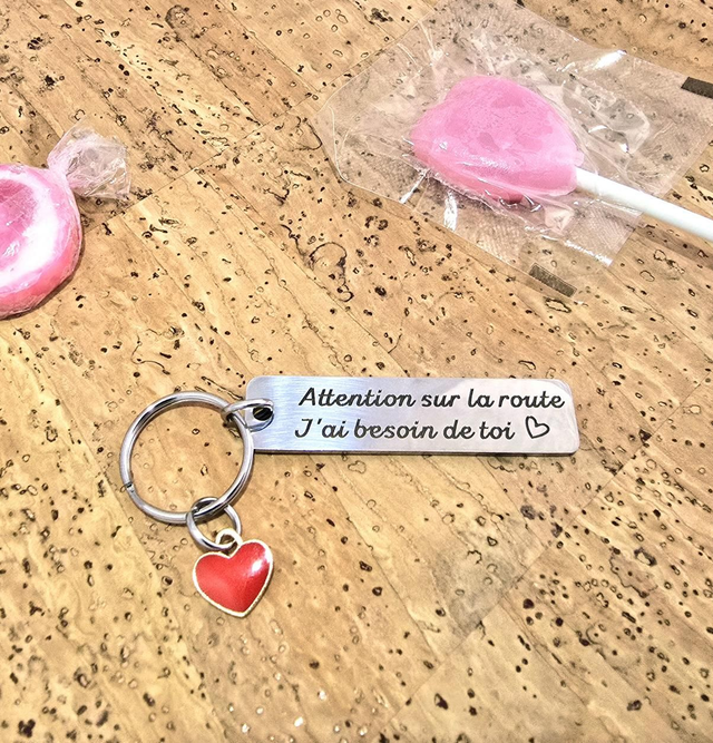 Porte-clès plaque rectangulaire "Attention" en acier + coeur