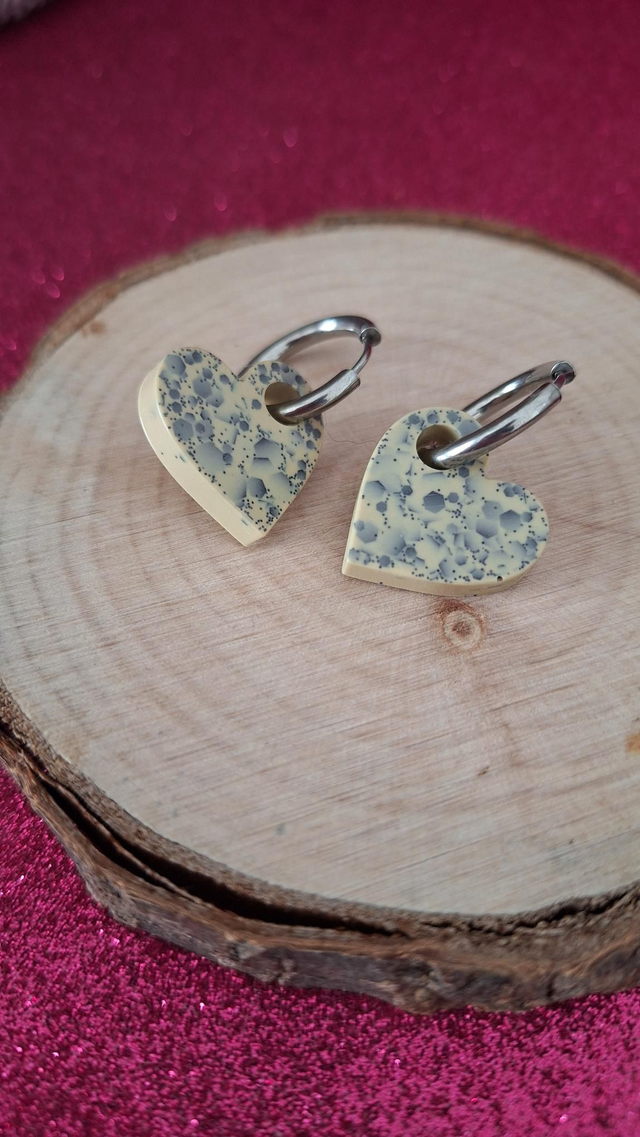 Créoles argentées cœurs beige et paillettes noires