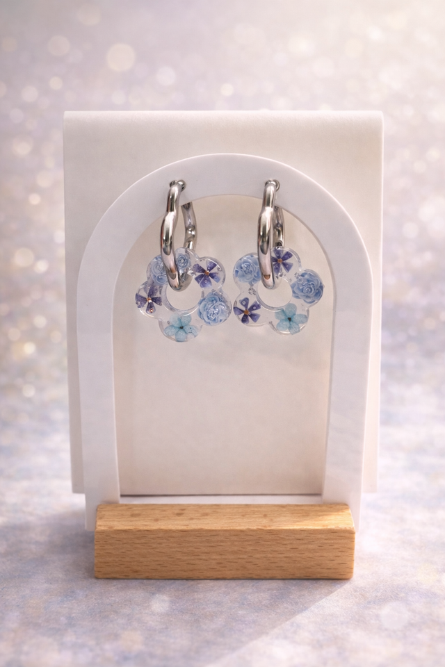 Fleurs transparentes avec des fleurs bleues