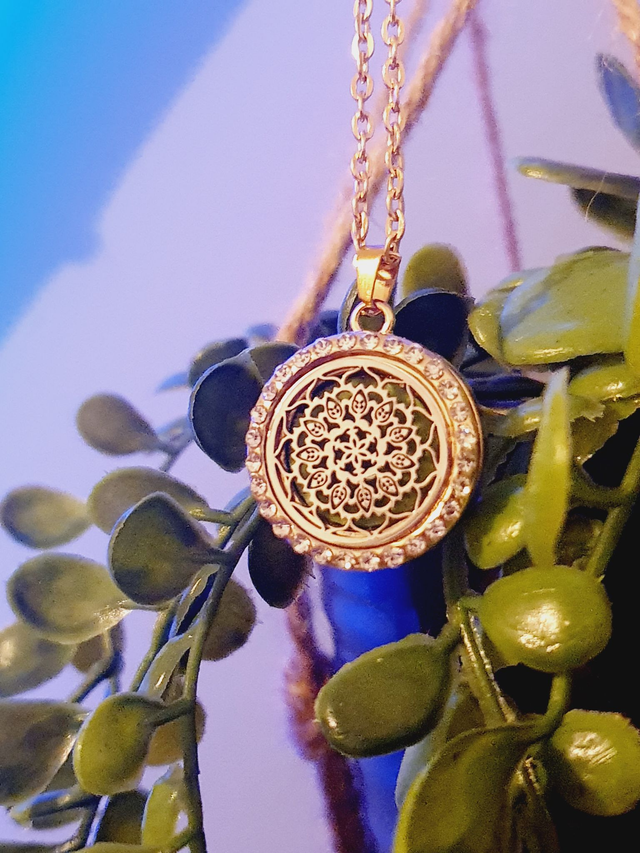 COLLIER DIFFUSEUR DE PARFUM - ROSACE