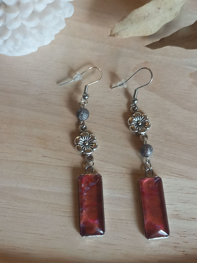 Boucles d&#039;oreilles asymétriques - cabochon rectangle effets-rose / fleur / perle noire irisée / argenté