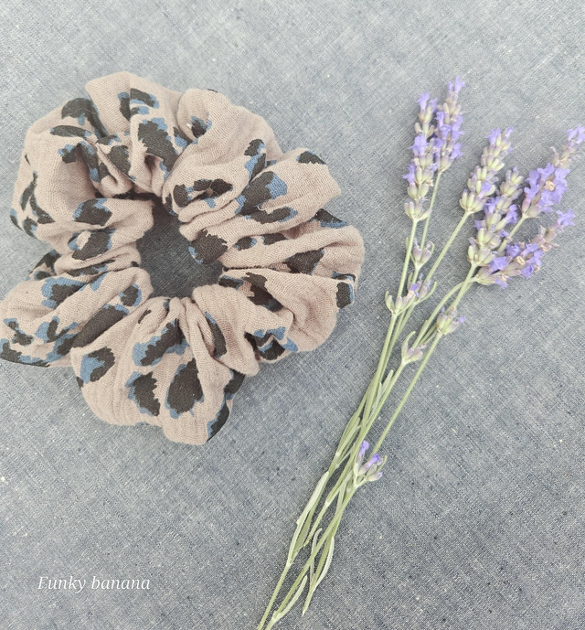 Chouchou gris imprimé léopard noir et bleu 