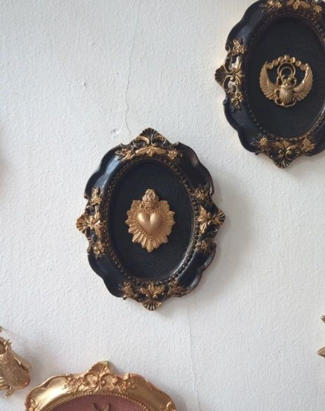 Cadre baroque doré vieilli cœur sacré