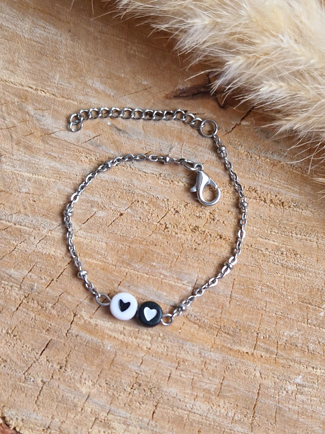 Bracelet finesse "Perles cœurs" - Modèle argenté noir et blanc