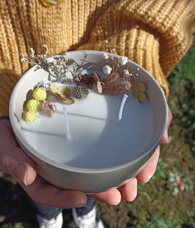 Bougie avec incrustation de fleurs sechées &quot; Réconfortante Masha&quot; 