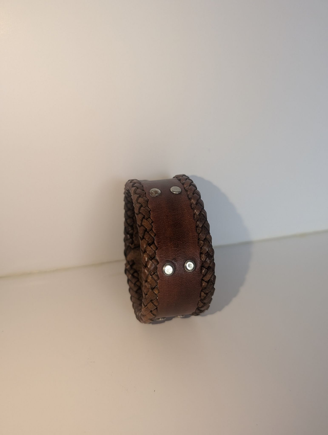 Bracelet extérieur tressé.