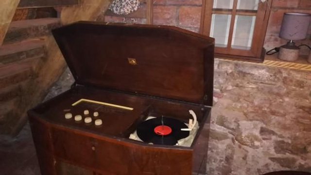 Radio gramola antiguo