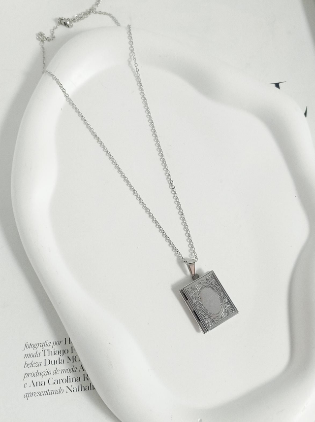 Colar relicário quadrado em aço inoxidável 