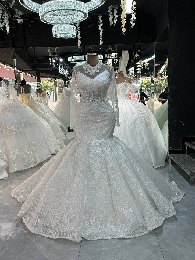 Robe de Mariée Sirène Col V Brodé Strass / Réf : RMS50
