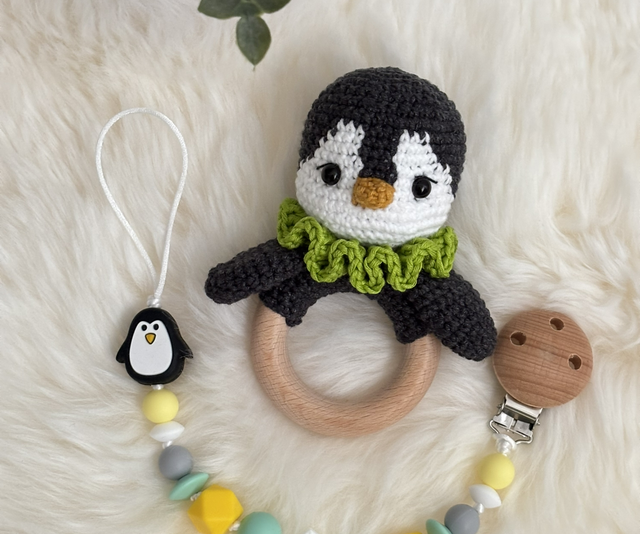 Hochet + Attache tétine Pingouin