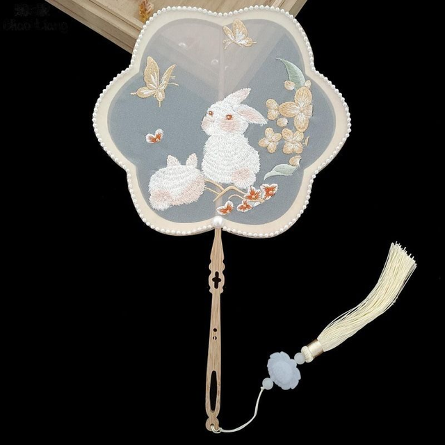 Éventail orné de broderie en soie