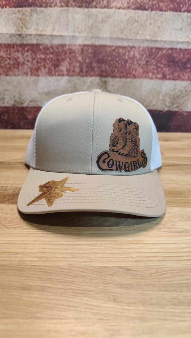 Casquette Trucker Beige &amp; Blanc – Patch Cuir “Cowgirl Boot”