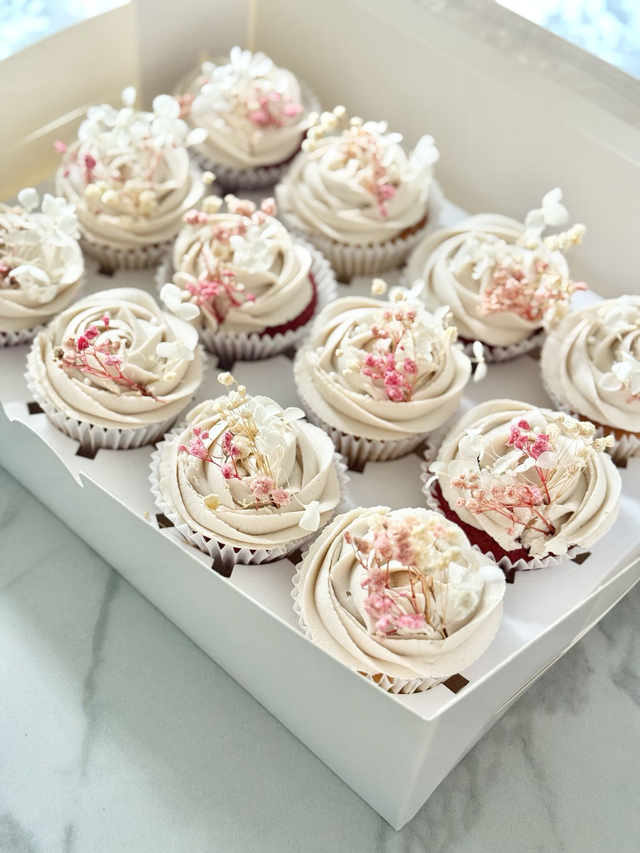 Floral white Birthday / Wedding Cupcakes