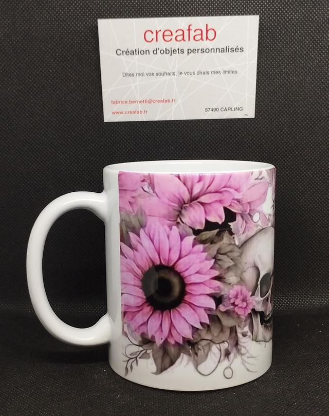 Mug skull sur fleurs rose 