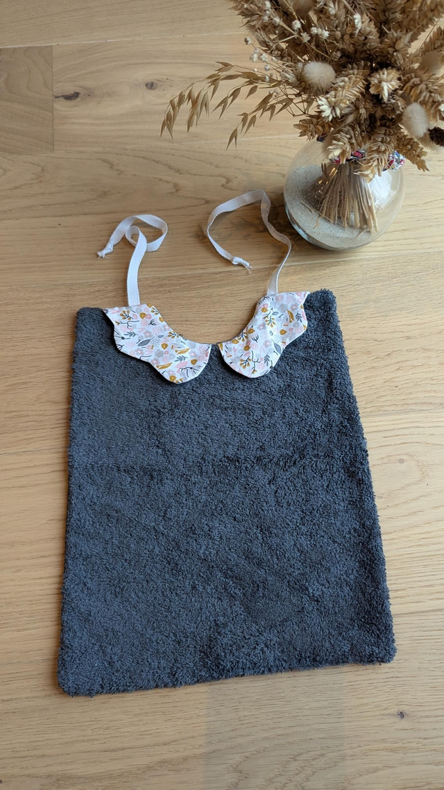 Grand bavoir avec col