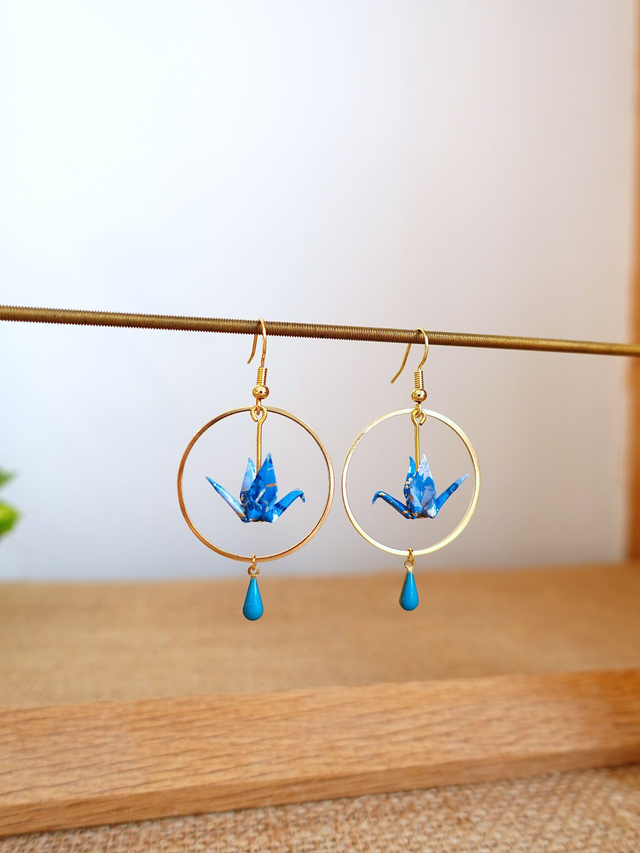 Oiseaux, Grue en Origami / Crochets plaqué or 14K / Papier japonais washi / Bleu, Or / Créole, Anneaux / Boucles d'oreilles / Bijou origami /