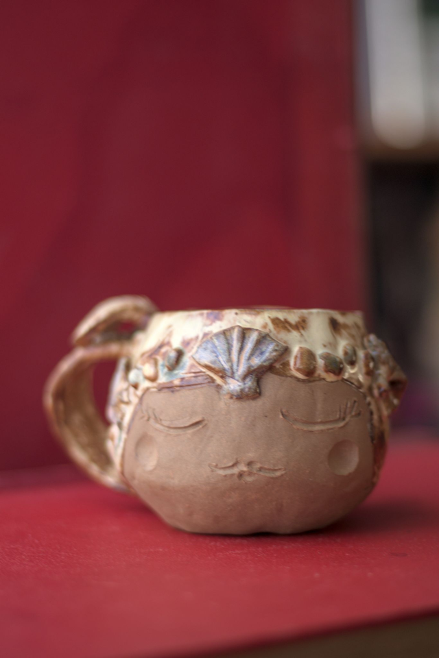 Mug tête de sirène en grès modelé à la main