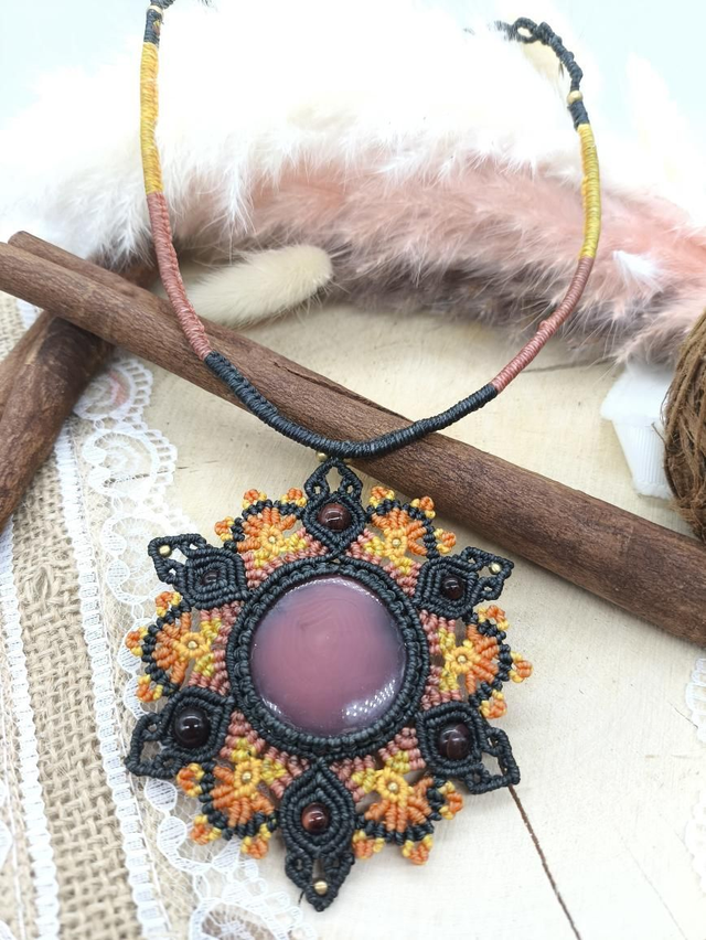 collier micro macramé mandala avec agate orange
