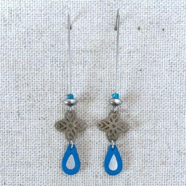 Boucles d’oreilles « Fancy » argentées, cuir bleu vif