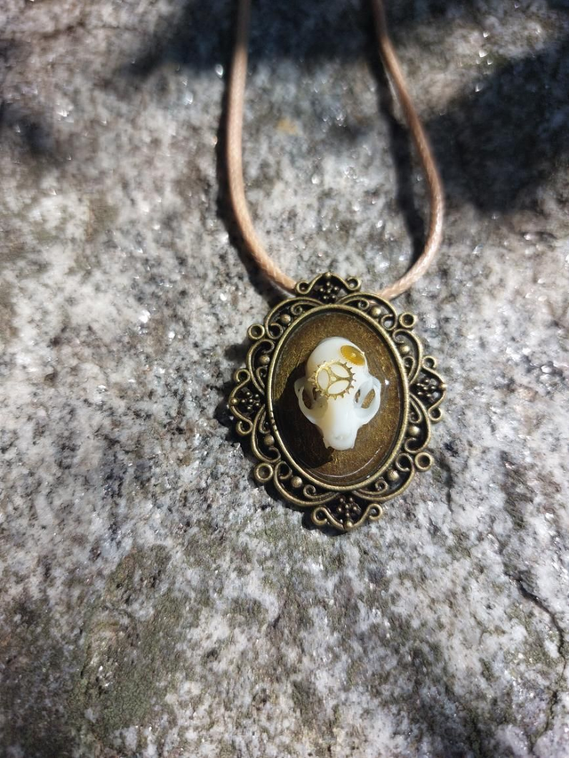 Pendentif crâne de chat et rouage 