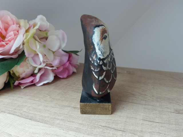 Galet chouette peint à la main sur socle en bois, Presse papier hibou, Galet souvenir vacances, Décoration bureau, maison bord de mer Rhône