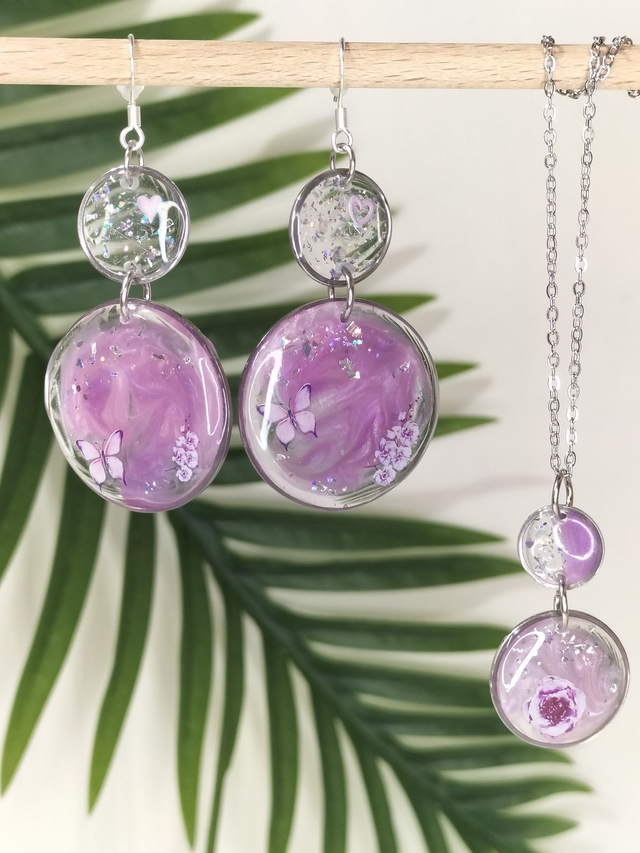 Parure violette, papillons et paillettes