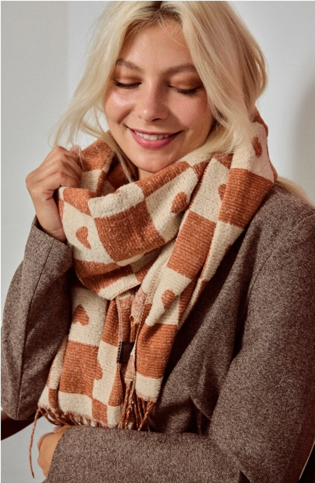 Écharpe en laine motif damier et cœur (Camel doux)