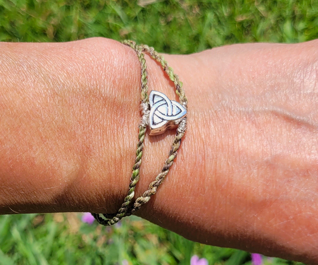 bracelet en fibre d'ortie et perle triquetra