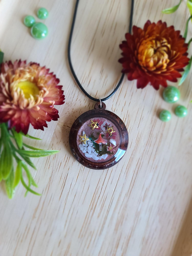 Talisman de la forêt 🍄 n°2 fond rouge