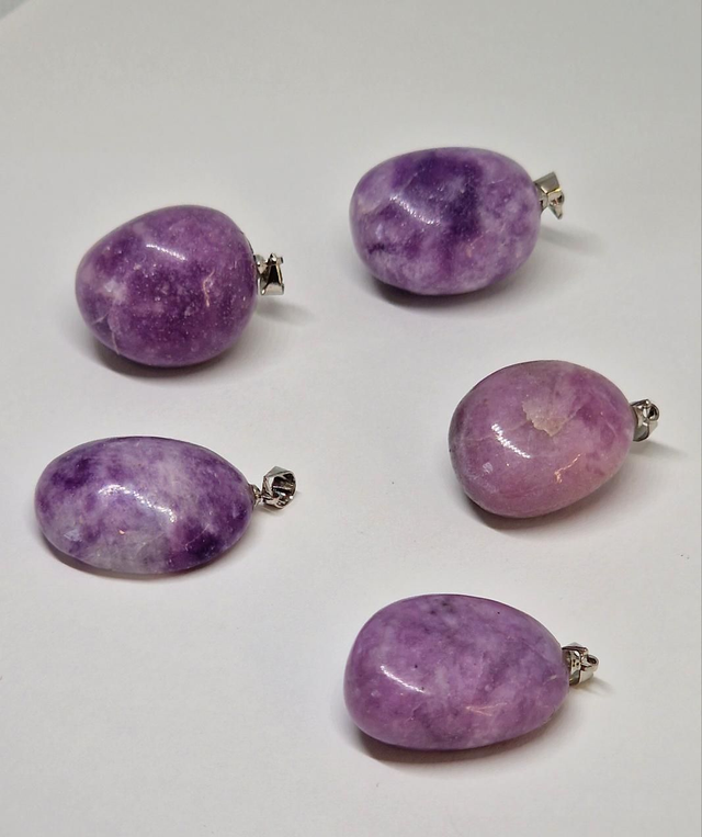 Pendentif pierre roulée en Lépidolite claire A