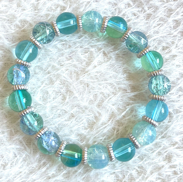 B31 - Bracelet perles verre ton vert et inter perles métal