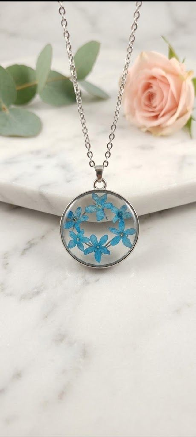 Collier fleurs bleu 