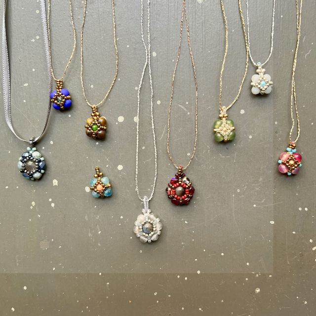 Collier à petit pendentif en perles de couleur