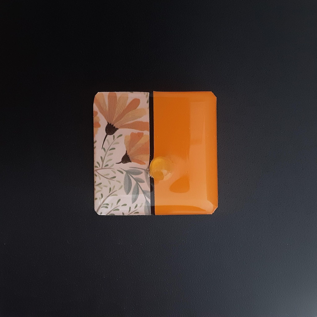 Broche petit carré collection floral fond mandarine avec décor floral et cabochon