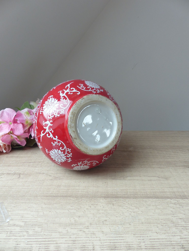 Grand vase rouge en céramique travaillée décor de fleurs et d'arabesques, vase rouge artisanal décoration maison cadeau