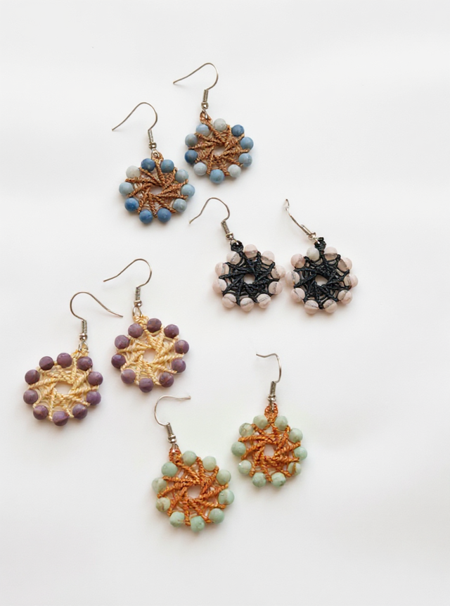 Boucles d’oreille moulin à vent en micro-macramé